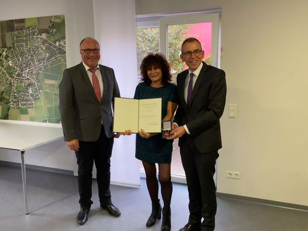 MARINA+M%C3%96BIUS+ERH%C3%84LT+VERDIENSTMEDAILLE+DER+BUNDESREPUBLIK+DEUTSCHLAND